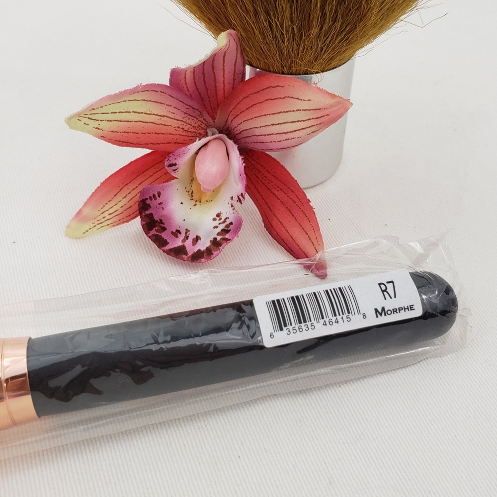 Morphe R7 Deluxe Pointed Powder Brush - Picture 5 of 7